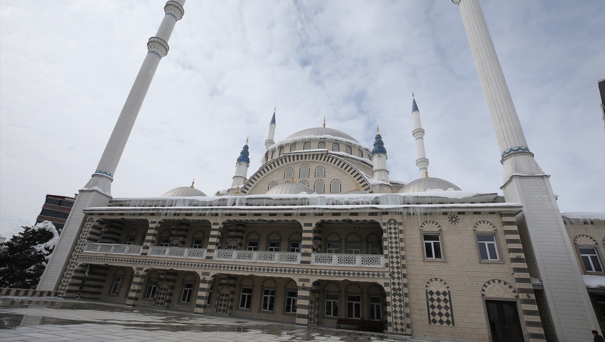 Muş'ta hayırseverlerin yardımıyla yapılan cami ibadete açıldı