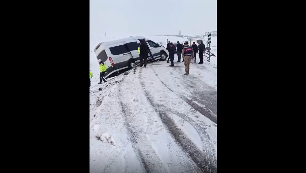 Muş'ta köprünün korkuluğuna çarpan servisteki 8 öğretmen yaralandı