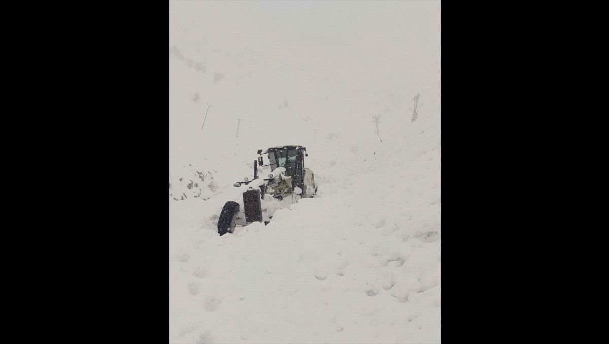 Muş'ta köy yolunda çalışma yapan iş makinesinin üzerine çığ düştü