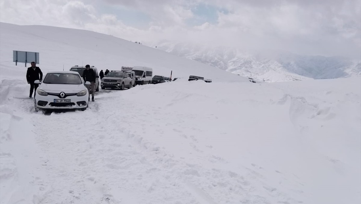 Muş'ta tipi nedeniyle araçlarında mahsur kalan vatandaşlar kurtarıldı