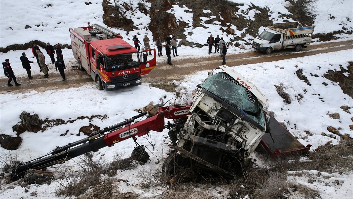 Muş'ta uçurumdan yuvarlanan vinç kullanılamaz hale geldi