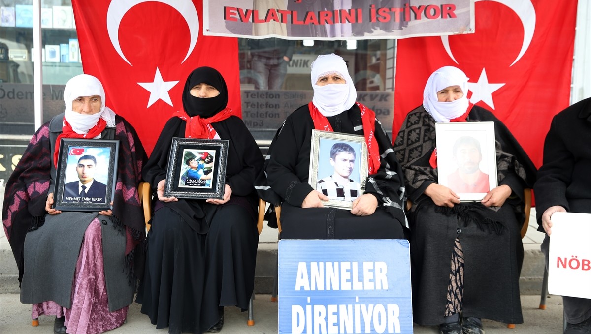 Muşlu aileler, DEM Parti önündeki "evlat nöbeti"ni sürdürdü