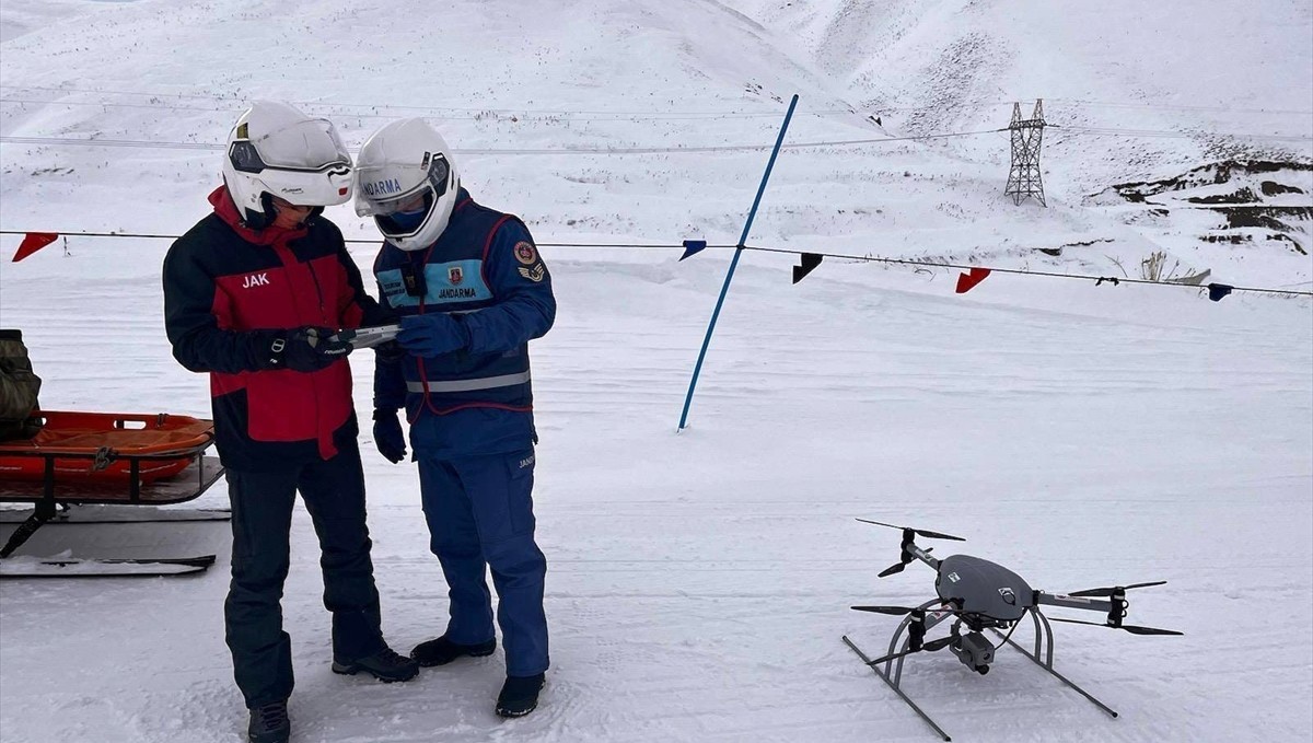 Palandöken Dağı'nda yasaklı bölgede kayak yapan ve kask takmayanlara ceza