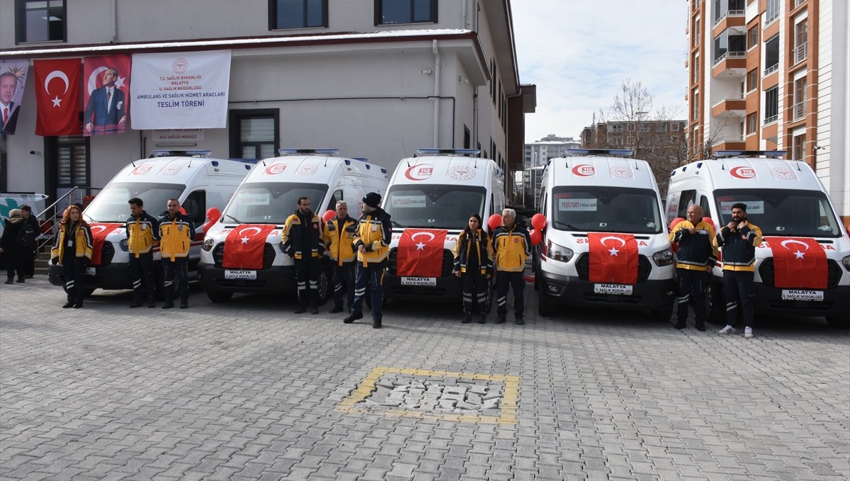 Sağlık Bakanlığınca Malatya'ya gönderilen 9 ambulans ile 6 araç hizmete alındı