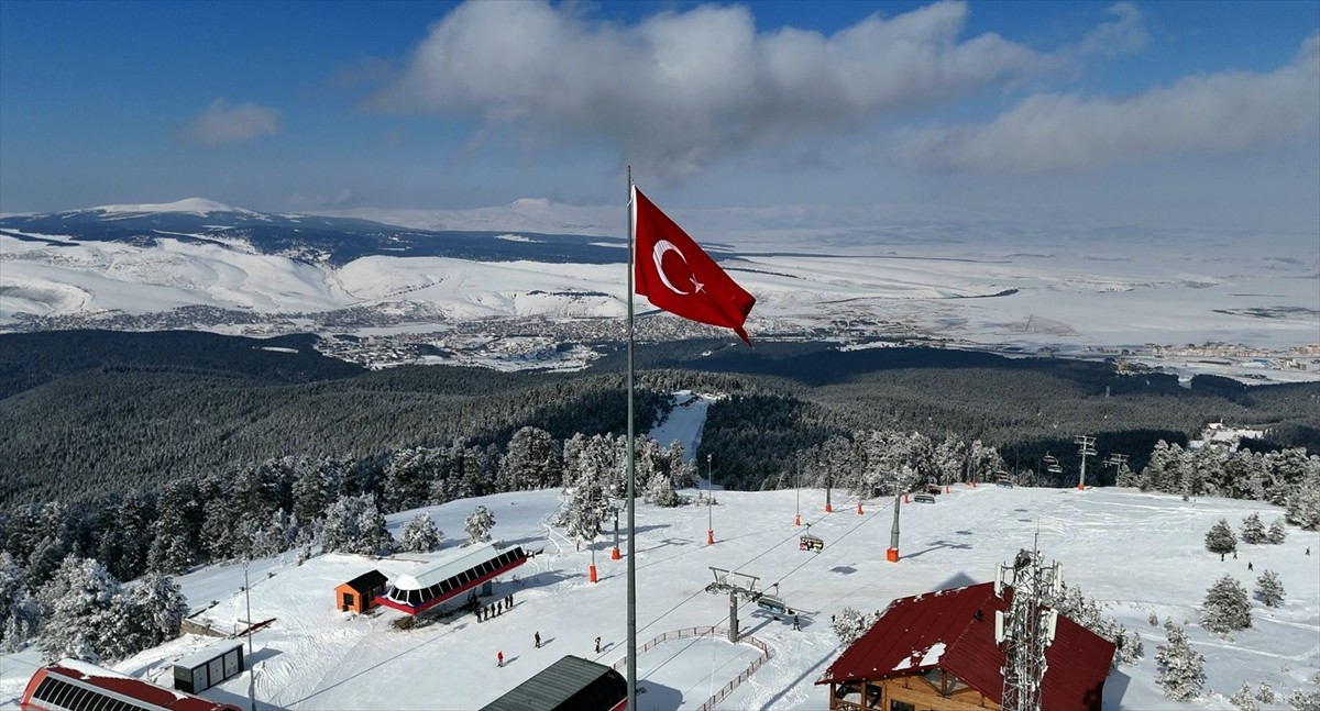 Sarıkamış Kayak Merkezi'nde kayak keyfi sürüyor