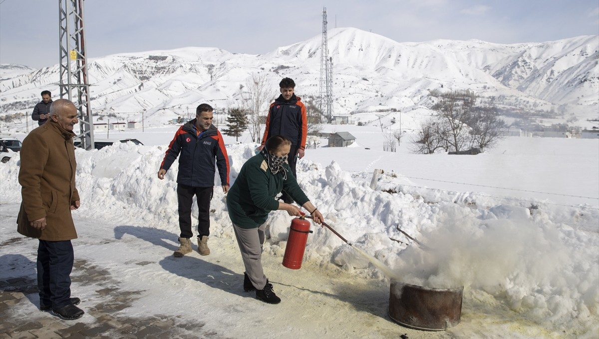 Tunceli'de konteyner kentlerde kalanlara yangın güvenliği eğitimi verildi