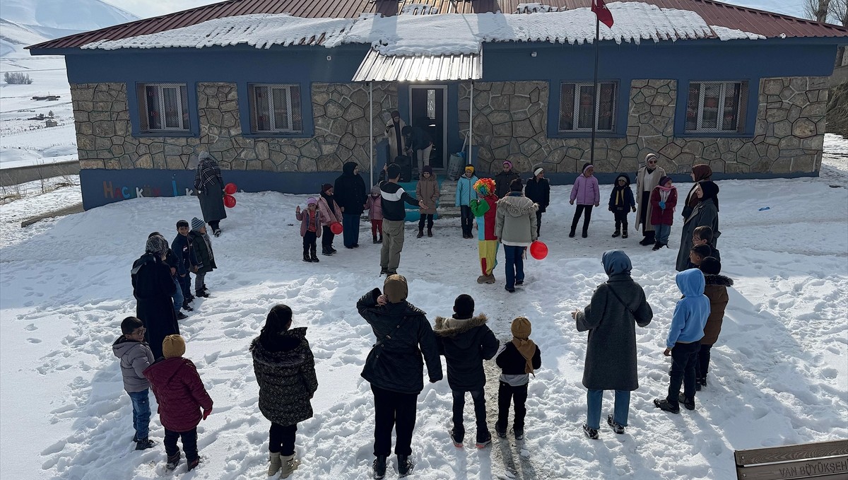 Van'da kadınlardan kırsaldaki çocuklara "sıcak dokunuş"