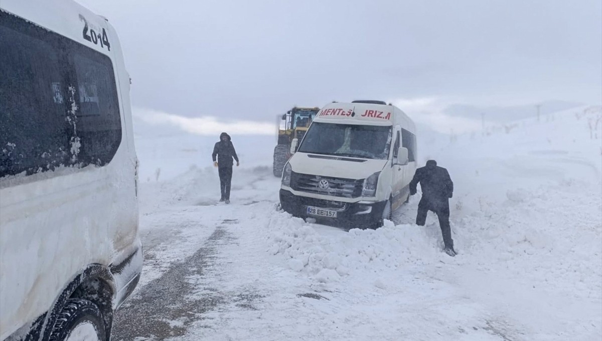 Van'da kar nedeniyle mahsur kalan araçlardaki öğrenci ve vatandaşlar kurtarıldı