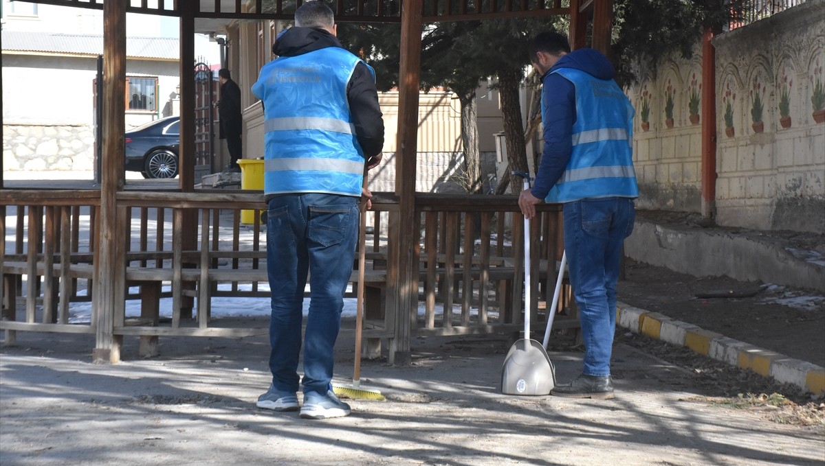 Van'da okullar yarıyıl tatilinde yükümlülerin emeğiyle yenilendi