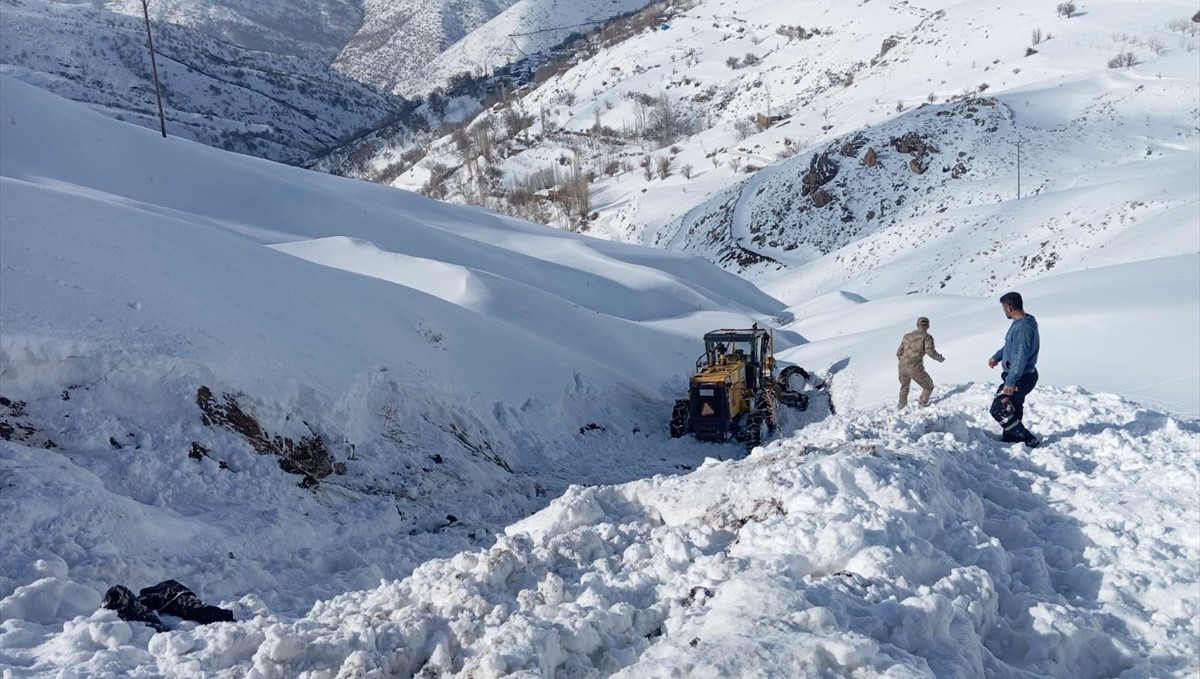 Van'da şarampole yuvarlanan iş makinesinin operatörü askeri helikopterle hastaneye ulaştırıldı