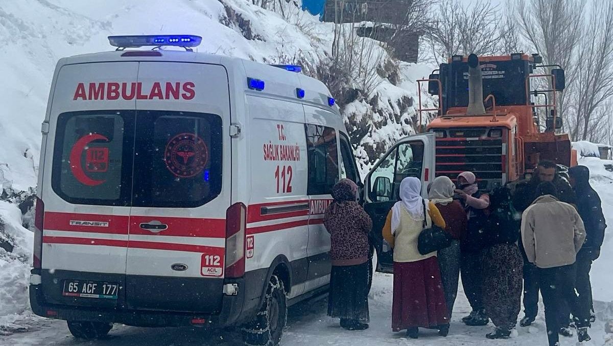 Van'da yolu kardan kapanan mahalledeki hastanın imdadına ekipler yetişti