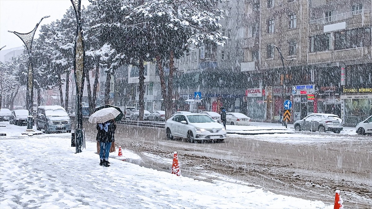 Van, Muş, Bitlis ve Hakkari'de 644 yerleşim yerine ulaşım sağlanamıyor