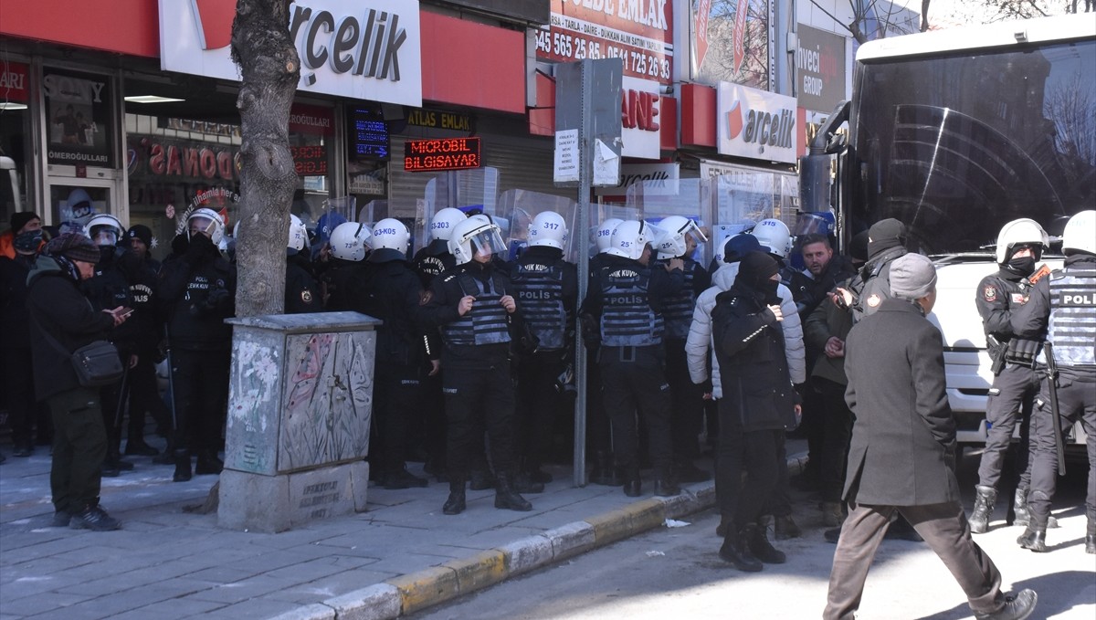 Van’da izinsiz yürüyüş yapmak isteyen gruba polis müdahale etti