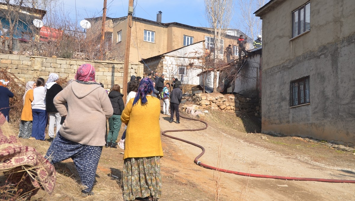 Yüksekova'da yangın çıkan ev kullanılamaz hale geldi