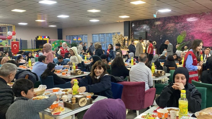 Ağrı'da yetim çocuklar ve aileleri iftarda bir araya geldi