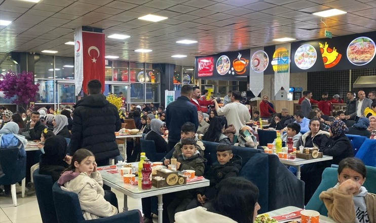 yetim ve iftarda bir geldi aileleri Ağrı