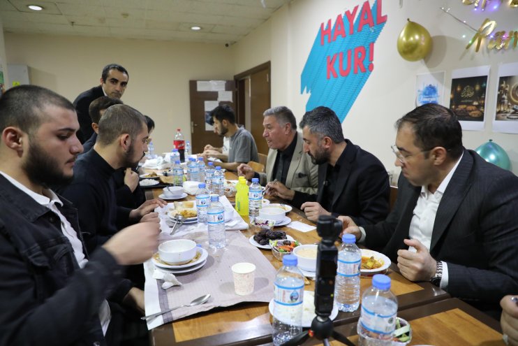 AK Parti Ağrı İl Başkanı İlhami Yıldız, öğrencilerle iftar sofrasında buluştu2