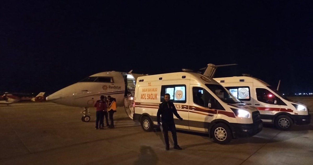 Ambulans uçak Muş'ta yeni doğan bebek için havalandı