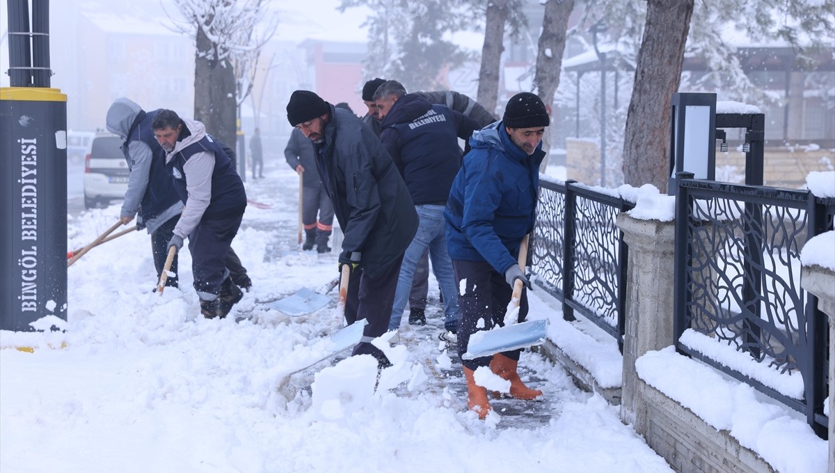 Bingöl ve Şırnak'ta kar nedeniyle 131 yerleşim yerine ulaşım sağlanamıyor