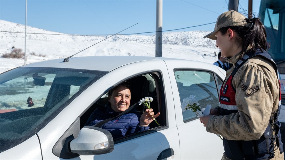 Bitlis'te jandarma ekipleri, kadın sürücülerin gününü kutladı