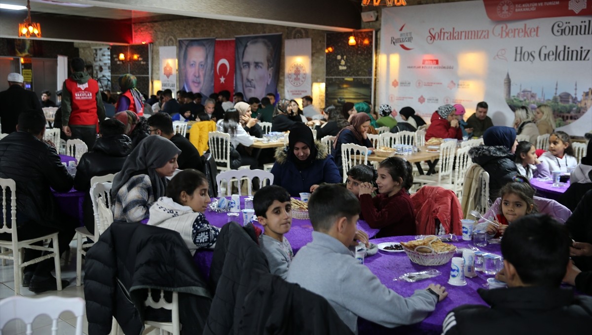 Bitlisliler Vakıflar Bölge Müdürlüğünün iftar programında buluştu