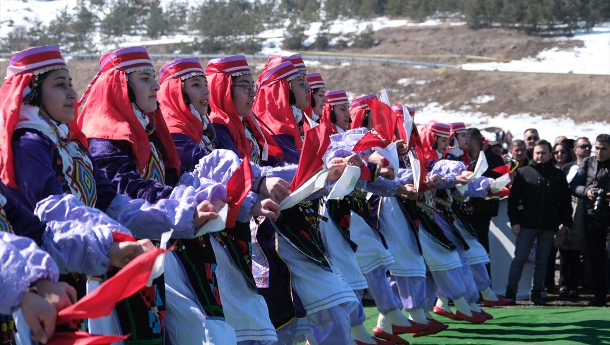 Buzla kaplı Çıldır Gölü üzerinde "Senkronize buz pateni gösterimi" yapıldı