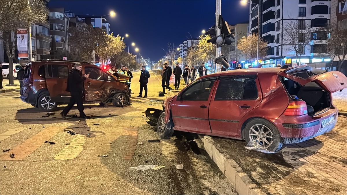 Elazığ'da hafif ticari araç ile otomobilin çarpıştığı kazada 5 kişi yaralandı