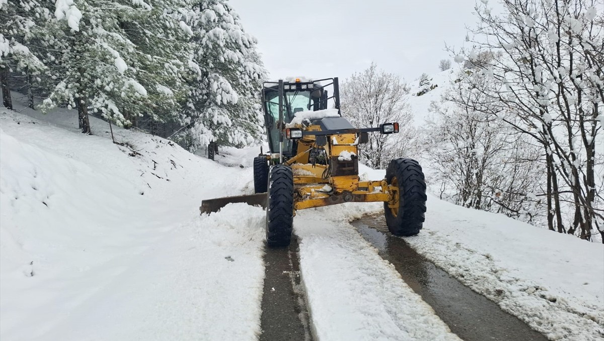 Elazığ'da kardan kapanan 291 köy yolu ulaşıma açıldı