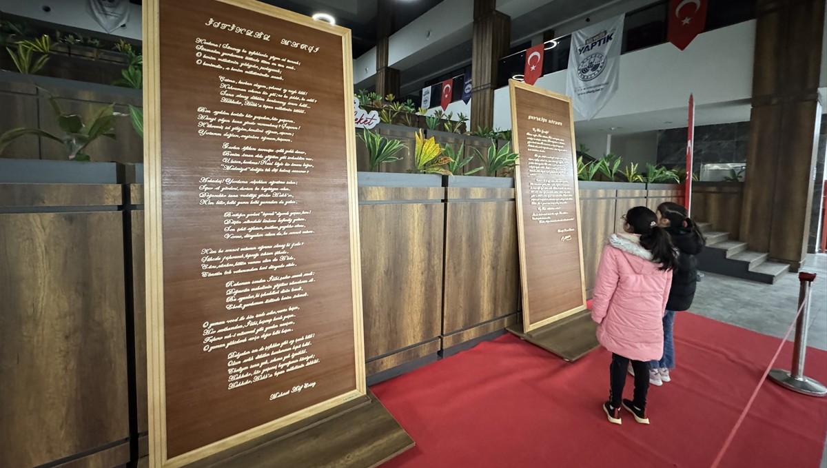 Elazığlı sanatçı İstiklal Marşı ve Atatürk'ün Gençliğe Hitabesi'ni ahşaba işledi