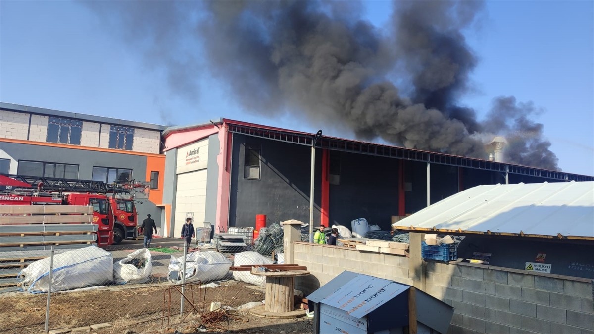 Erzincan'da alüminyum fabrikasında çıkan yangın söndürüldü