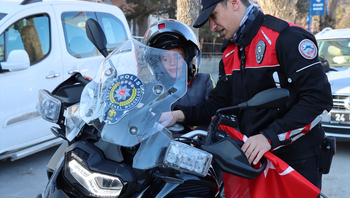 Erzincan'da çocuğun yunus polisleriyle tanışma hayalini Vali gerçekleştirdi