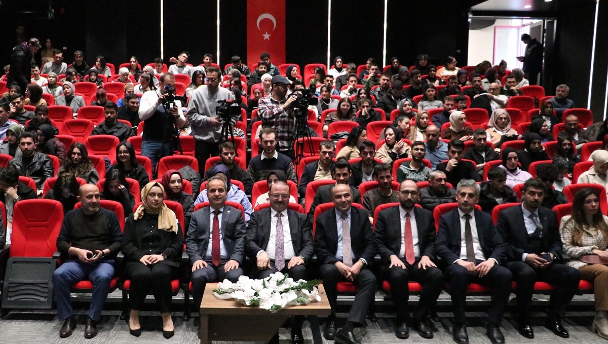 Erzurum'da "Bilişim Çağında Dezenformasyon" konferansı düzenlendi