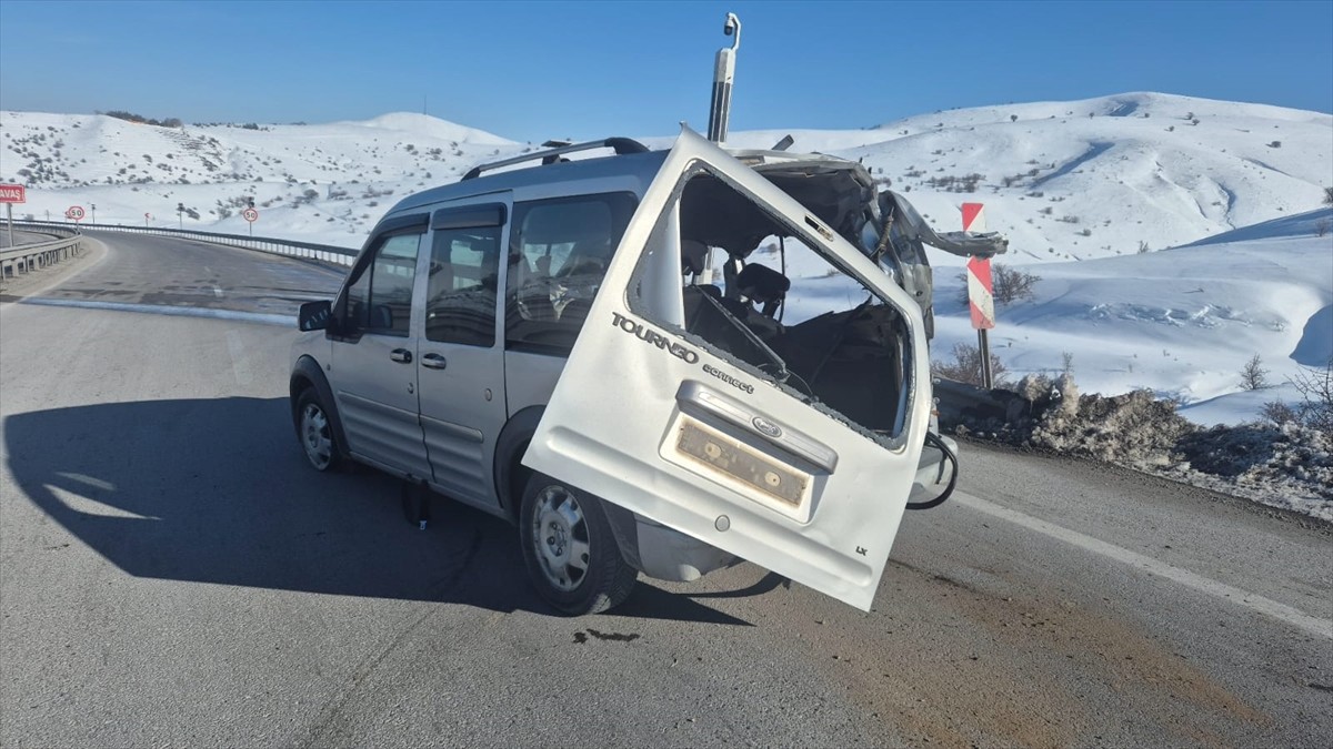 Erzurum'da kamyona çarpan hafif ticari araçtan savrulan kadın öldü