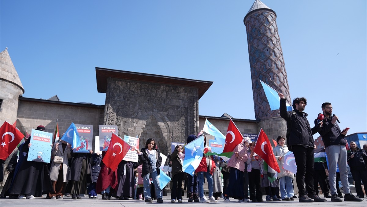 Erzurum'da sağlık çalışanları "Doğu Türkistan" için sessiz yürüyüş yaptı