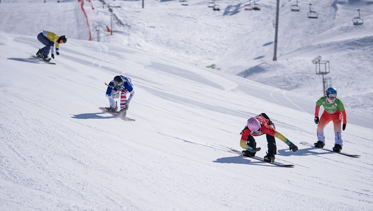 FIS Dünya Snowboard Kupası Erzurum'da başladı