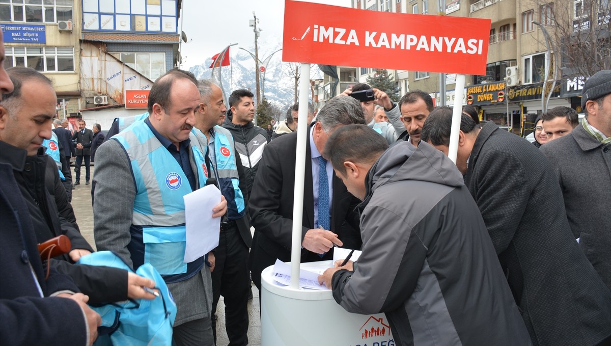 Hakkari'de "Aile Yılında Anayasa Değişsin, Aile Korunsun" imza kampanyası başlatıldı