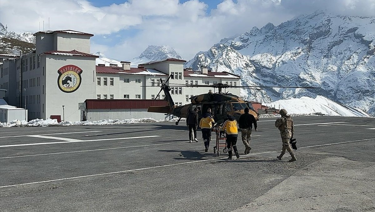 Hakkari'de rahatsızlanan hamile kadın, askeri helikopterle hastaneye sevk edildi