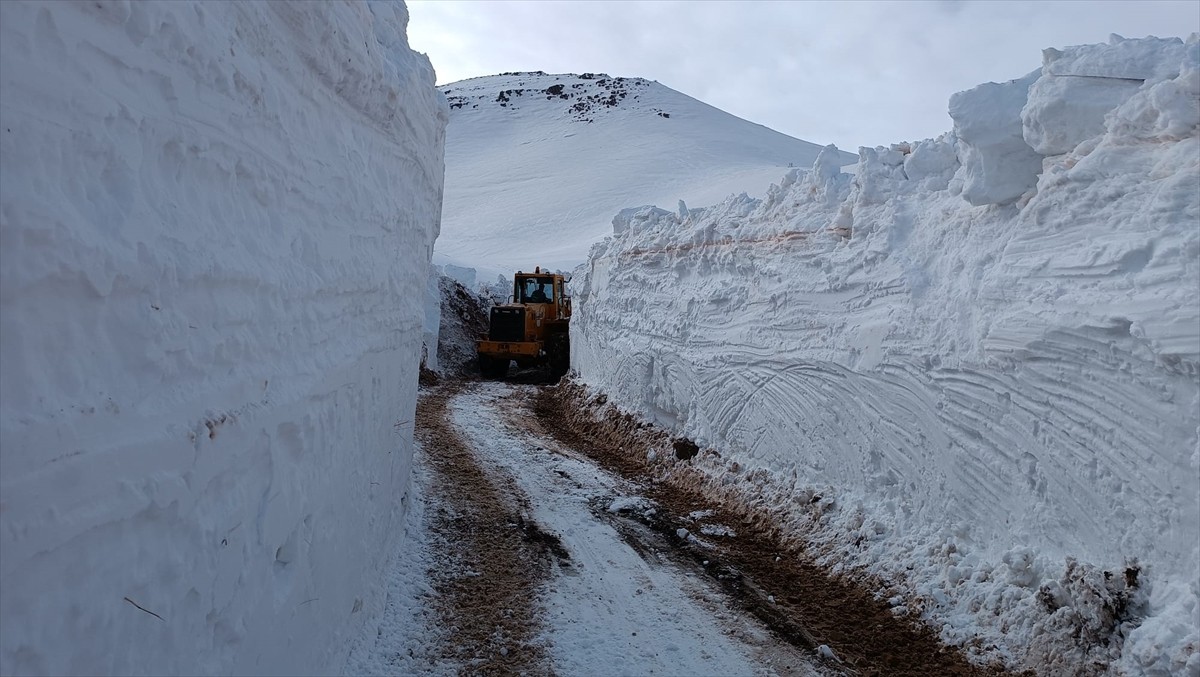 Hakkari'de yer yer 4 metre karın bulunduğu üs bölgesinin yolu açıldı