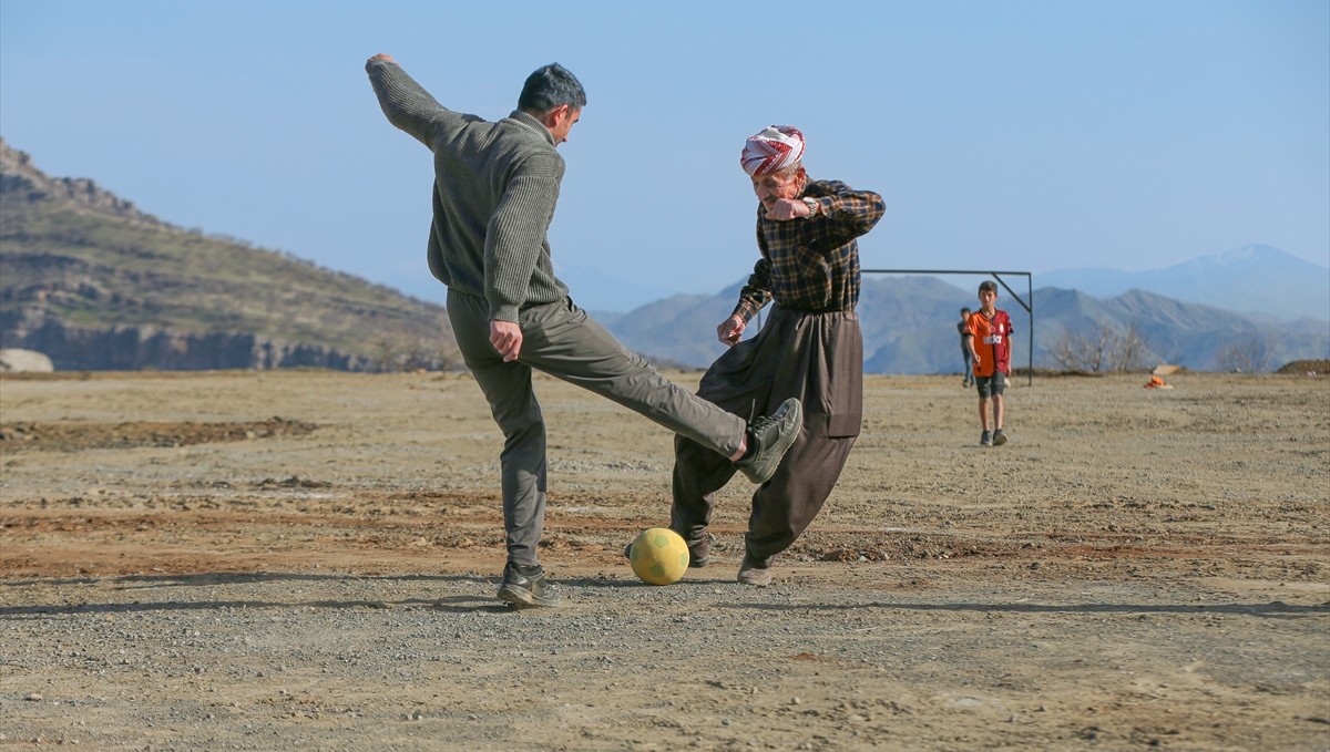 Hakkarili 63 yaşındaki Esat Kaynak, futbol tutkusuyla dikkati çekiyor