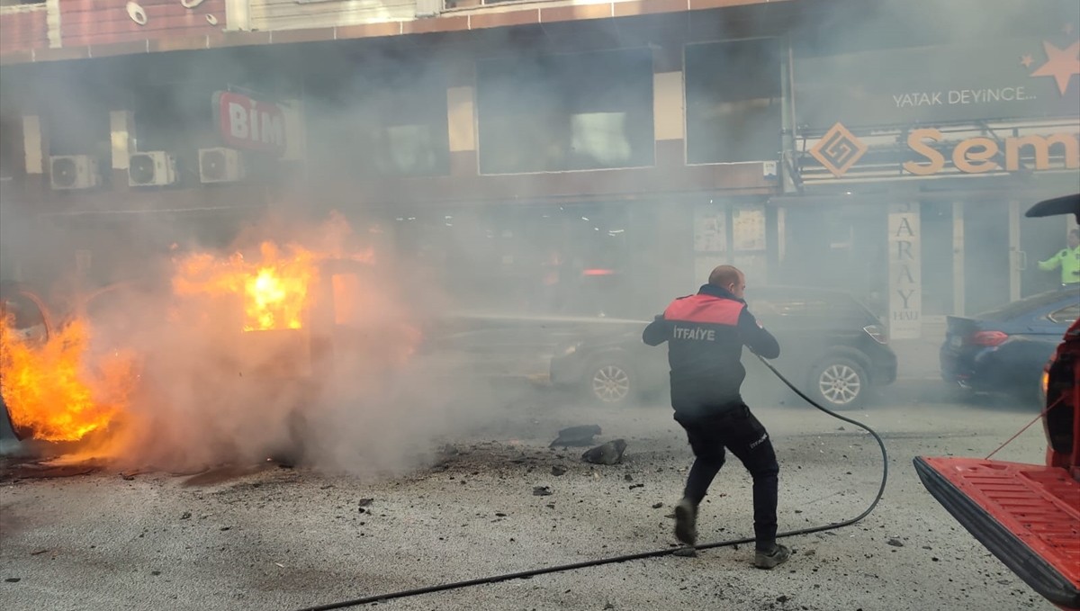 Iğdır'da seyir halindeyken yanan araç kullanılamaz hale geldi