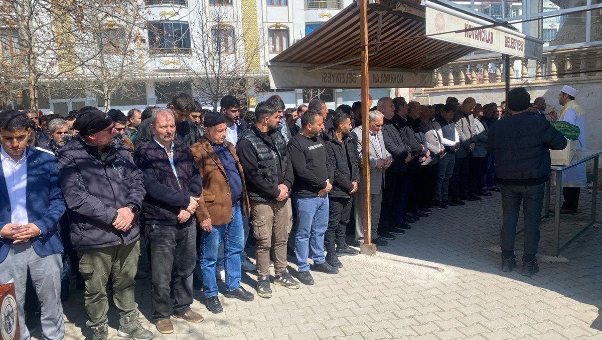 Kayseri'de tünel inşaatında kaya düşmesi sonucu ölen işçinin cenazesi Elazığ'da defnedildi