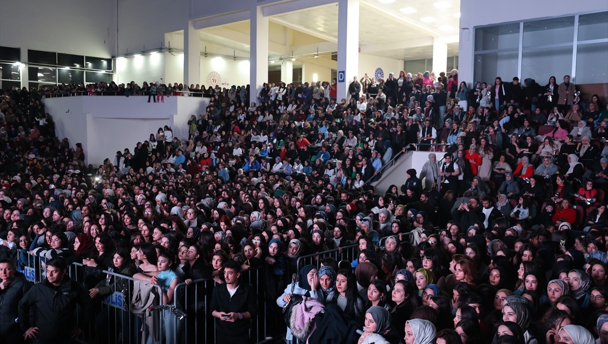 Sanatçı Merve Özbey'den Iğdır'da 8 Mart Dünya Kadınlar Günü konseri