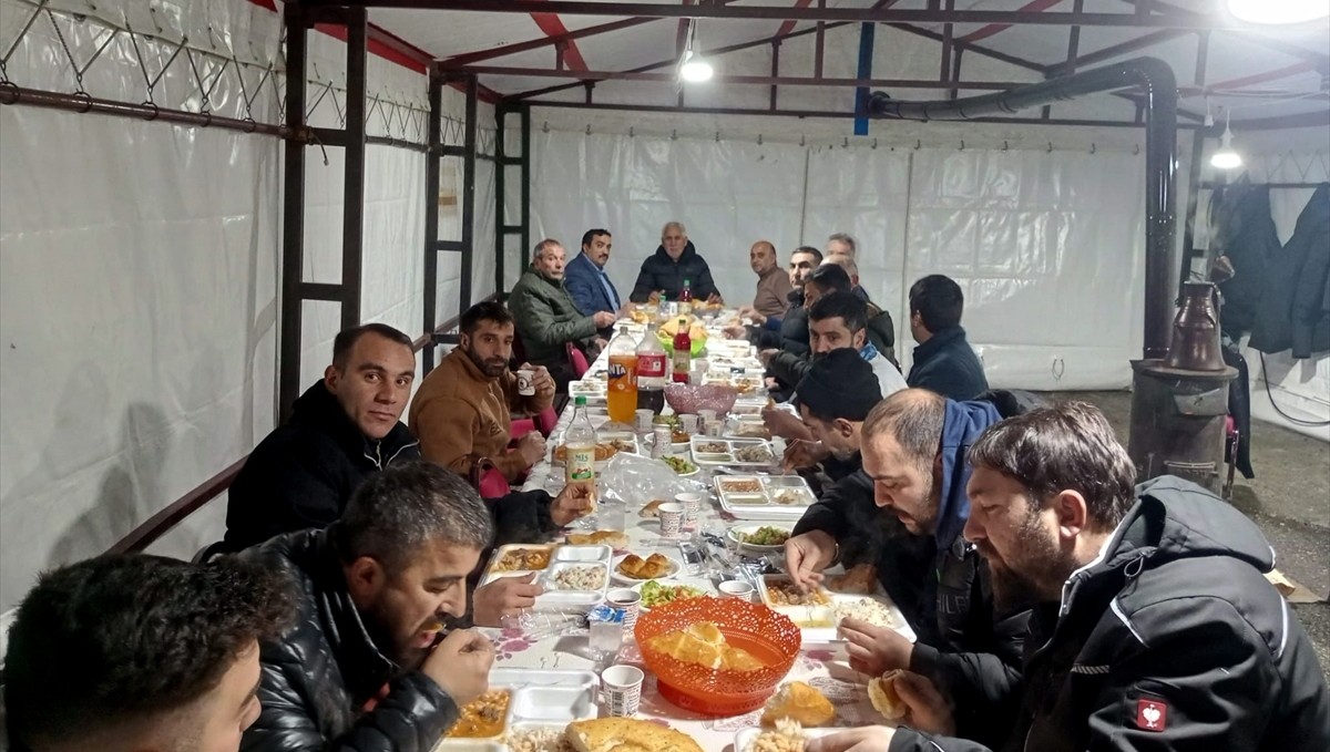 Sarıkamış Belediyesi, yatalak, hasta ve çadıra gelemeyeceklerin iftar yemeğini evlerine götürüyor