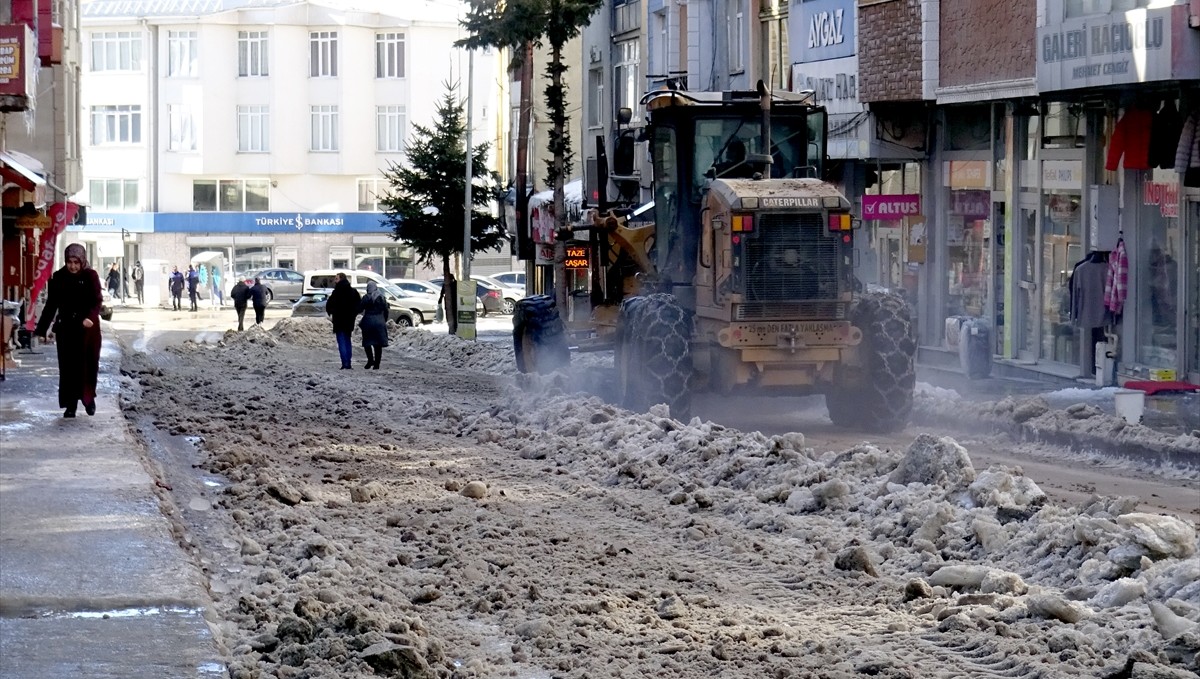 Sarıkamış'ta tehlike saçan kar ve buzlar ilçe dışına taşınıyor