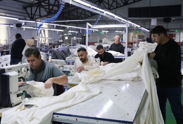 kurarak sağladı Terör fabrika istihdam ettiği kişiye memleketine yıllar sonra göç nedeniyle 190 8