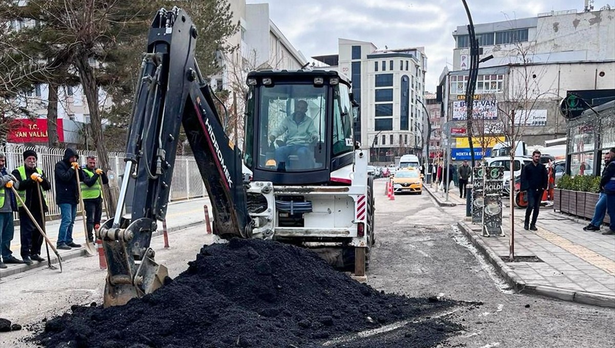 Van'da kırsalda karla mücadele sürüyor