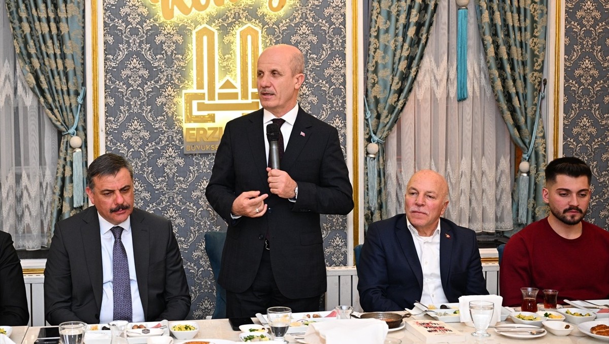 YÖK Başkanı Erol Özvar, Erzurum'da gençlerle sahur yaptı